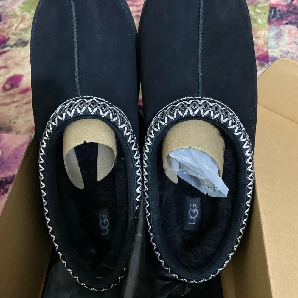 Hello, it is a men's shoe, size 12, new, never used, from the ugg brand. - Picture 11 of 14